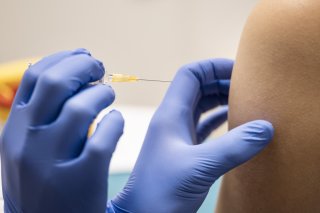La décision annoncée mardi concerne notamment les vaccins contre la diphtérie, le tétanos, le Covid-19, le mpox, les pneumocoques ou les méningocoques (image d'illustration). KEYSTONE/CHRISTIAN BEUTLER